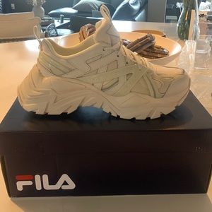 Fila electrove 2 white sneakers - size 8
